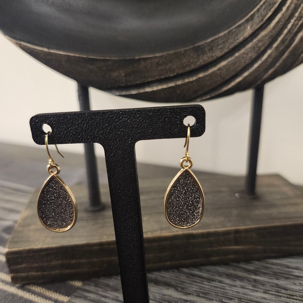 Elegant Gold Tone and Black Teardrop Earrings NWOT
